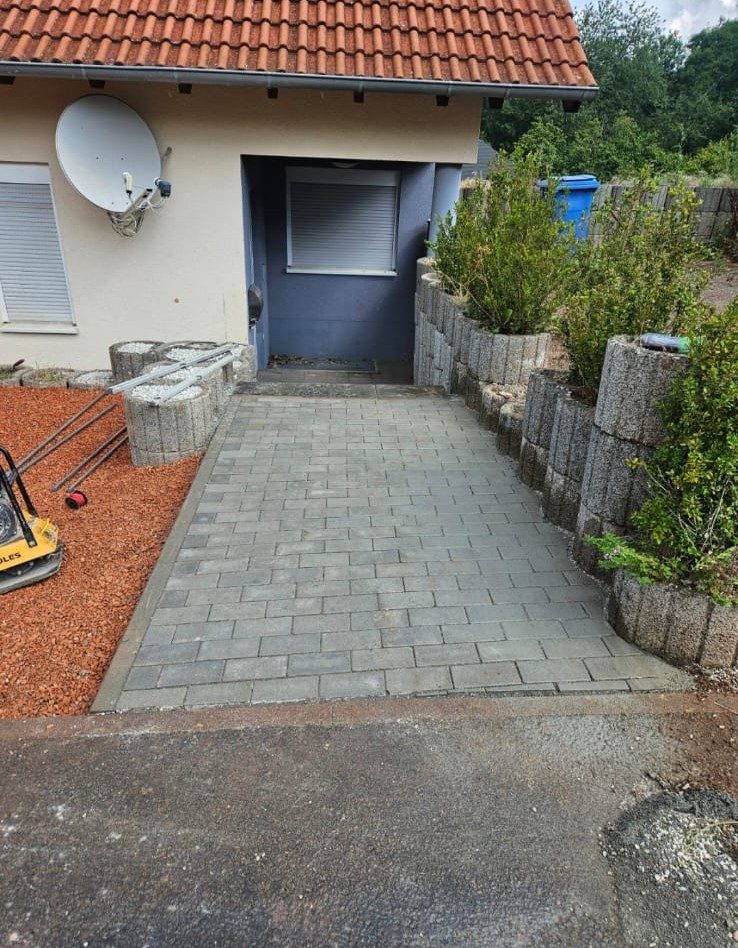 Fertig gepflasterter Hauszugang