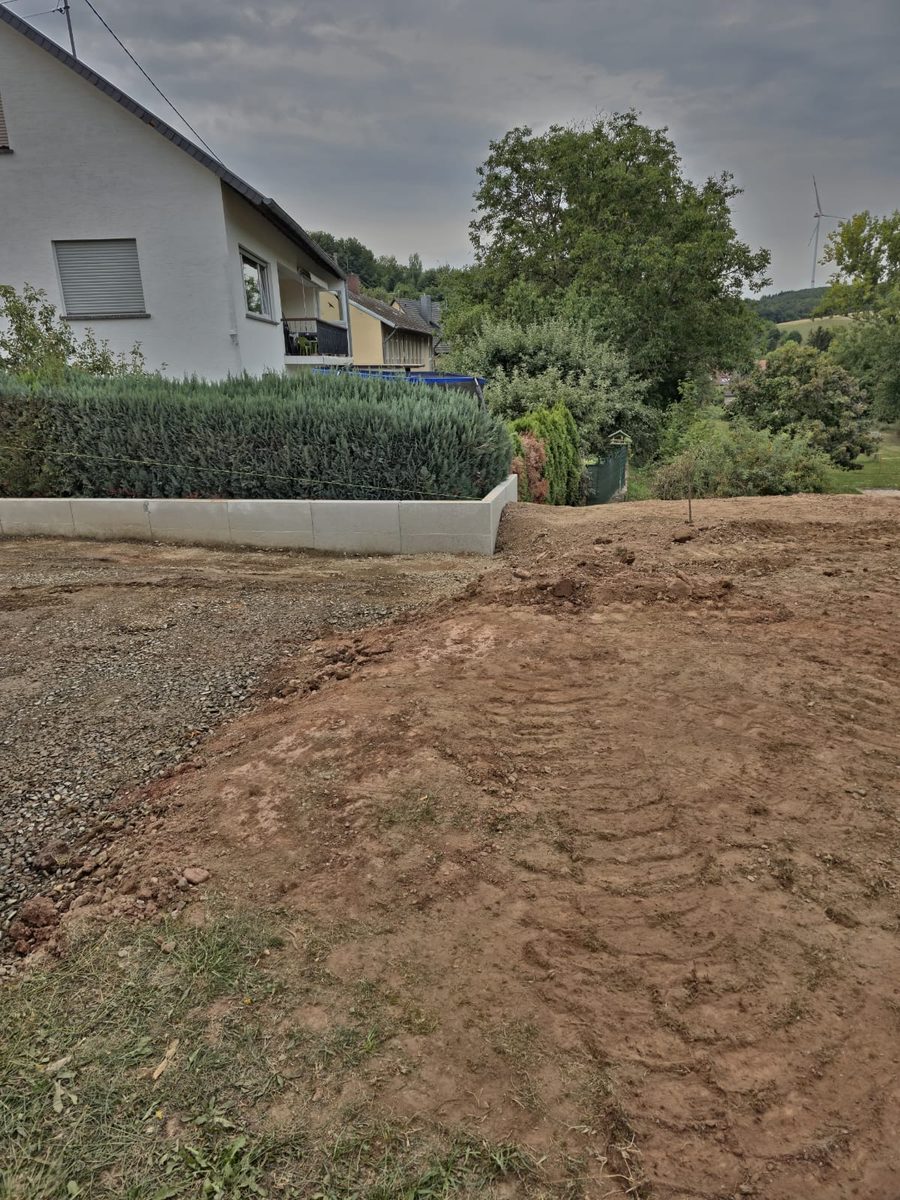 Begradigtes Grundstück mit Stützmauer