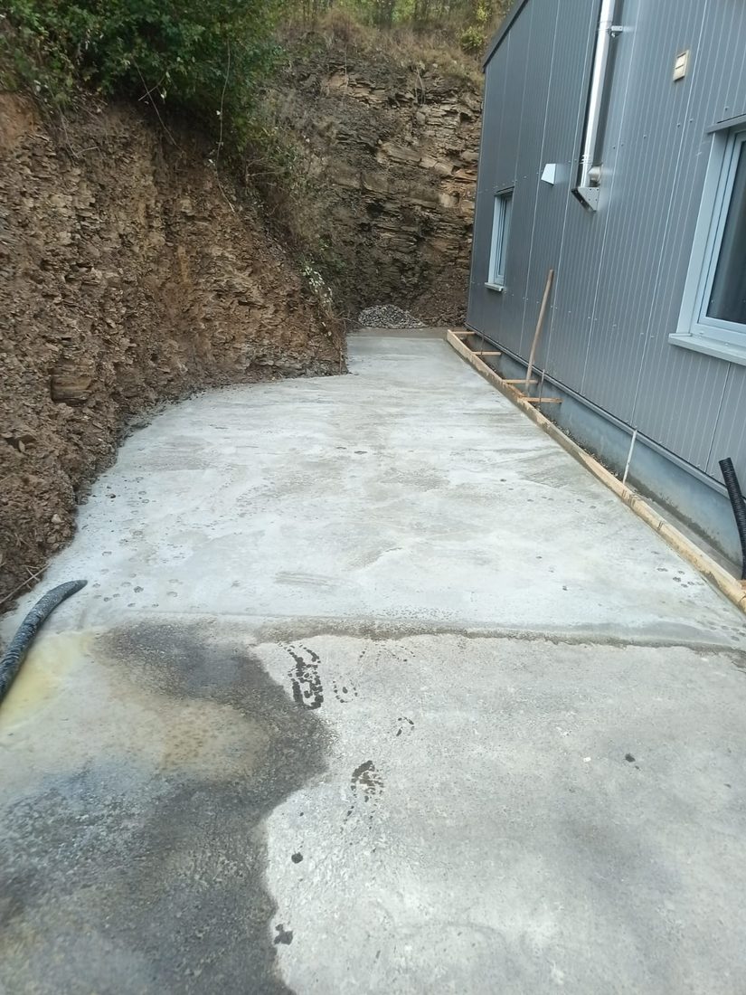 Fertige Betonfläche an einem Gewerbeobjekt
