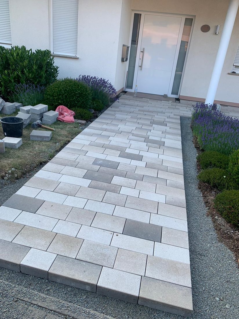 Fertig gepflasterter Weg mit Lavendel
